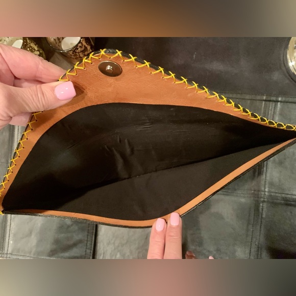 NWOT ADRIANA MARTINEZ CLUTCH. ART WORK ON A PURSE. ABSOLUTELY GORGEOUS COLORS❤️ - Picture 4 of 6